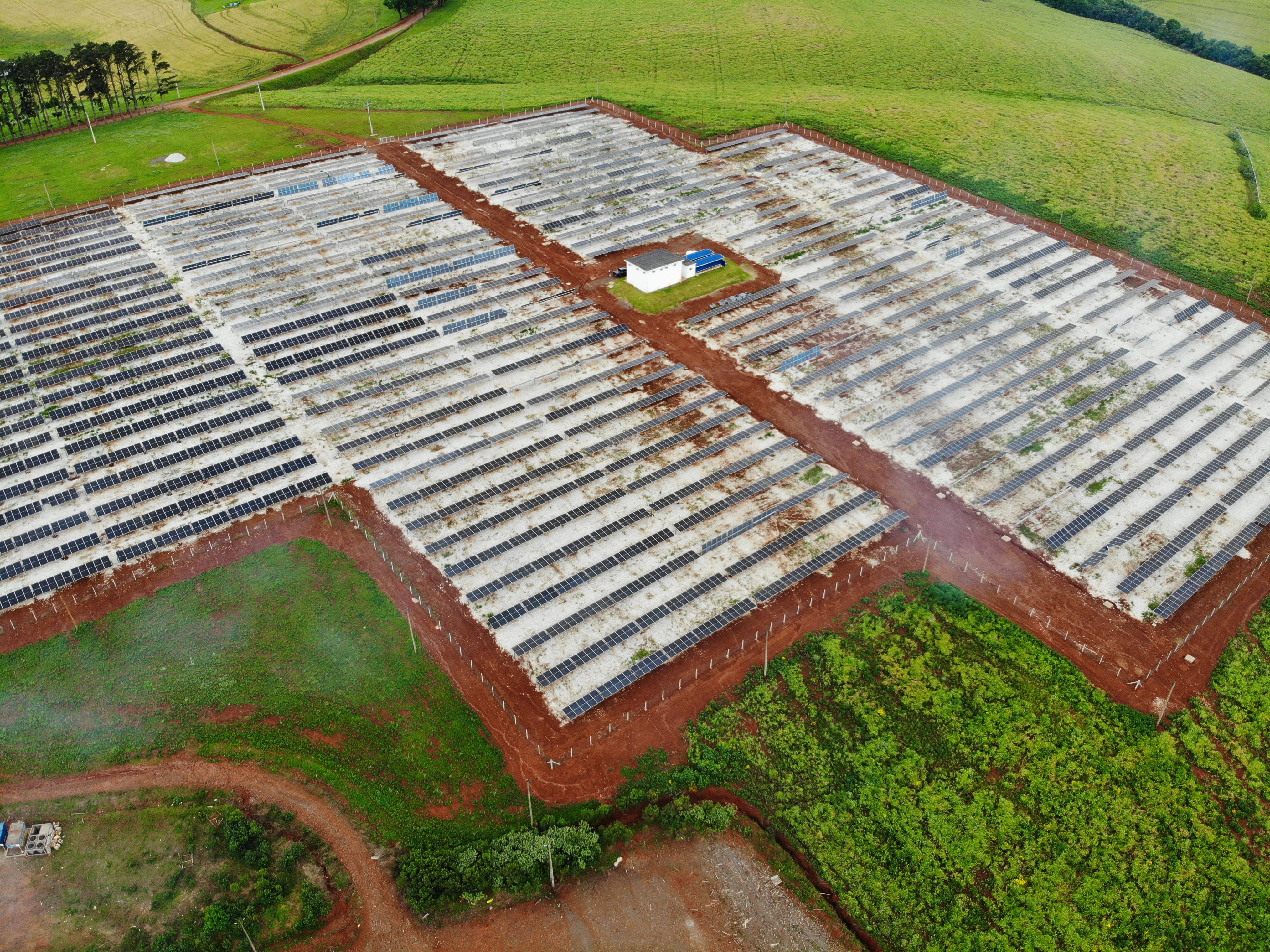 Vista aérea da usina solar da CCGL, no Rio Grande do Sul, com sistema de injeção zero (grid-zero)